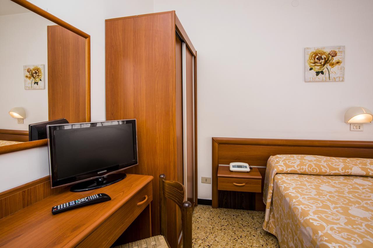 B&B Hotel Costa Azzurra 斯波托尔诺 外观 照片
